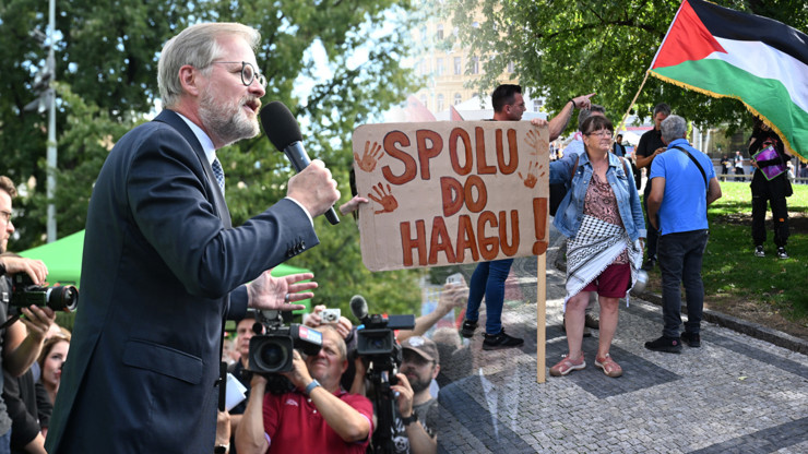 Vyhrocený mítink Petra Fialy: Nadávky od demonstrantů s palestinskými vlajkami