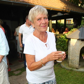 Do společnosti v létě vyráží také v jednoduché bílé halence, bílých teniskách a pestrobarevných legínách.