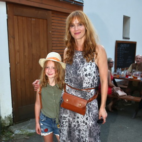 Otcem mladší dcery Julie je spisovatel Daniel Častvaj.