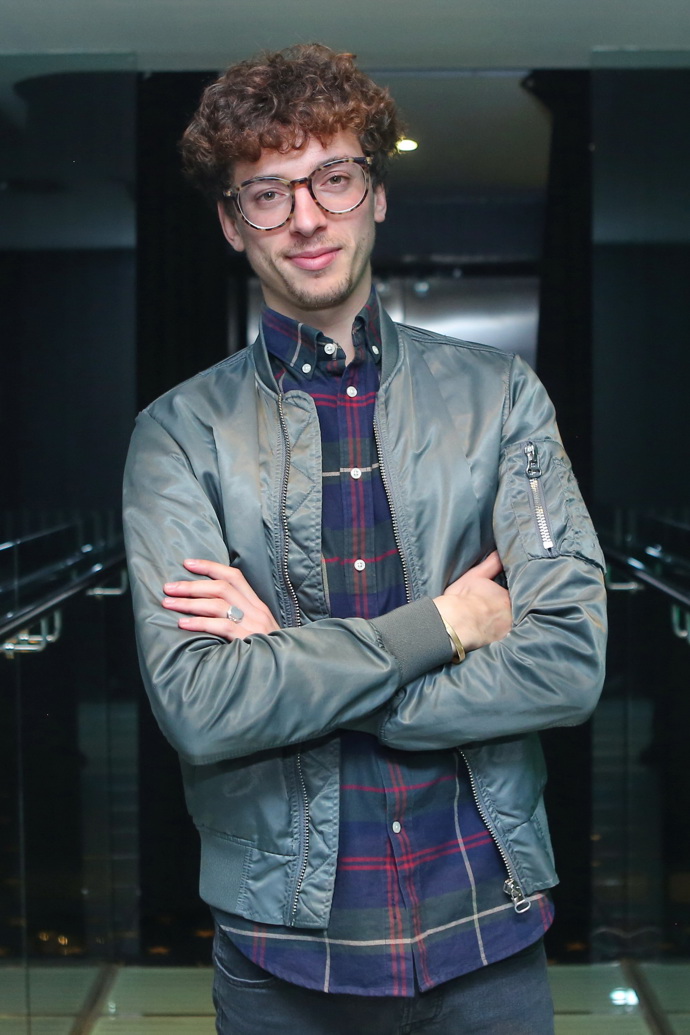 Bomber třeba s kostkovanou košilí kombinuje i herec Jan Cina.