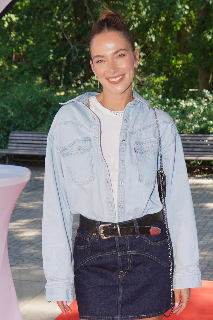 Styling je promyšlený do detailu a navíc trendy denim on denim. 