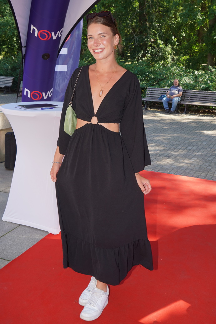 Účastnice Survivoru Žaneta Skružná zvolila podle stylistky slušivé šaty, ale styling zabily. boty. 