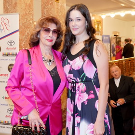 Společnost dělala paní Saskii vnučka, která se s babičkou sladila tón v tónu. 