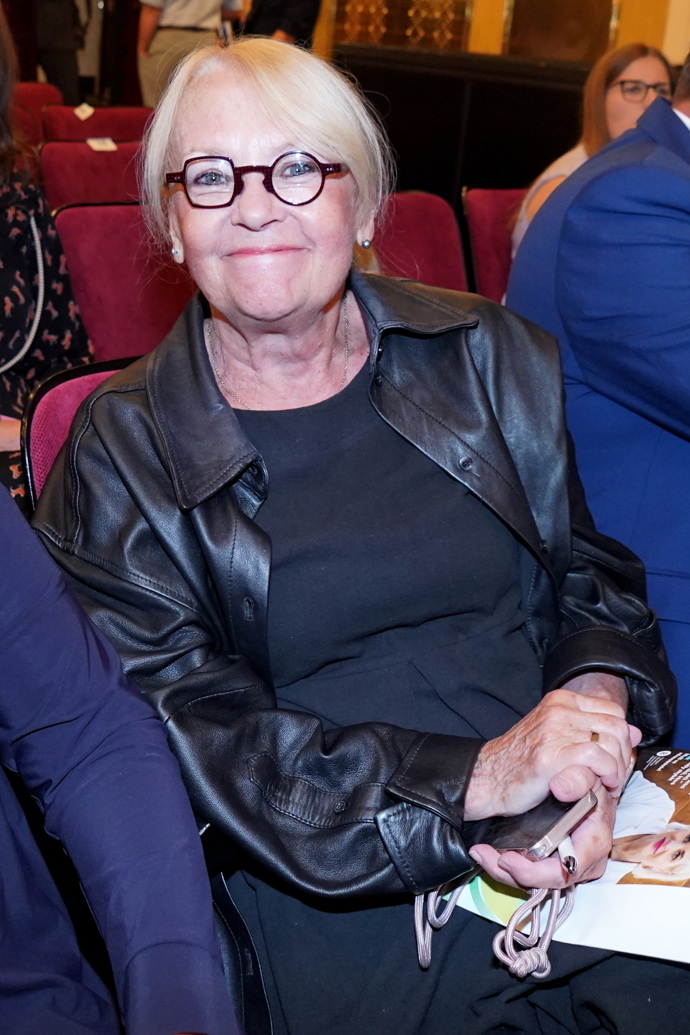 Matka Kateřiny Macháčkové, operní pěvkyně Věra Štiborová, na ni byla velmi přísná.