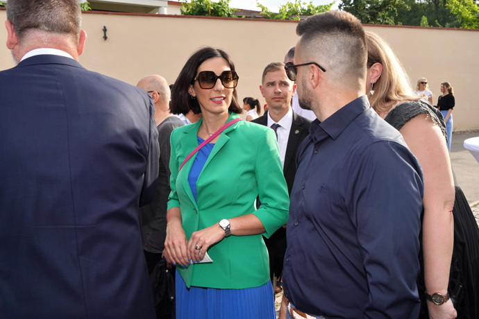 Na divadelní premiéru vyrazila Markéta Pekarová Adamová v kombinaci zeleného saka a královsky modrých šatů. 