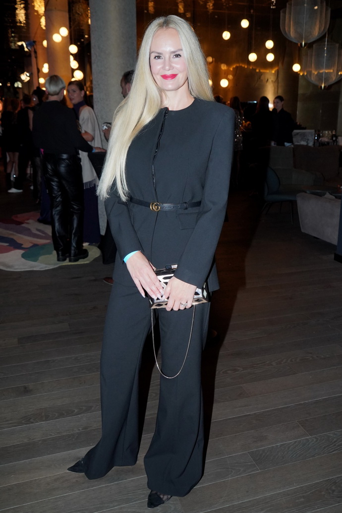 Černý kalhotový kostým pak vynesla vítězka české Miss z roku 2007 Lucie Hadašová.