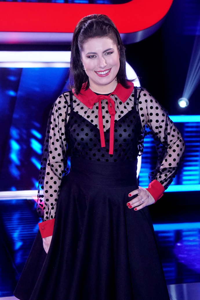 Viktorie Mertová alias Belladonna z pořadu Na lovu ráda nosí ke svým černým vlasům rudé doplňky. 