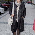 Oblíbená herečka nosí kozačky také k prošívané péřové bundě.