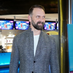 Vzory včetně podzimních kostek nosí slovenský herec Tomáš Maštalír.