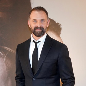 Tomáš Maštalír také kombinuje formálnější kousky s těmi ležérnějšími.