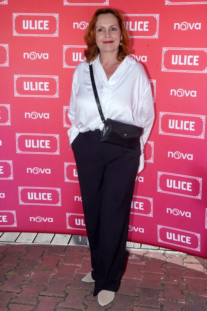 Alena Štréblová sestavila outfit z bílé košile, černých kalhot s vysokým pasem a černé crossbody kabelky. 