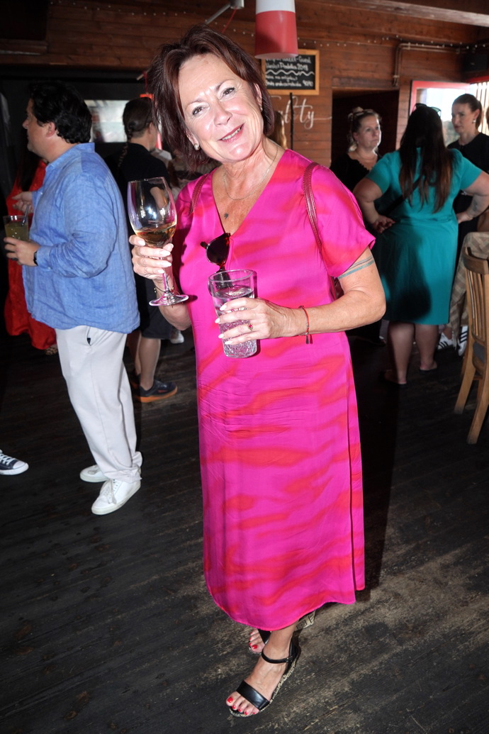 Ilona Svobodová oblékla výrazné růžové šaty v odstínu Viva Magenta. K nim nazula černé sandálky. 