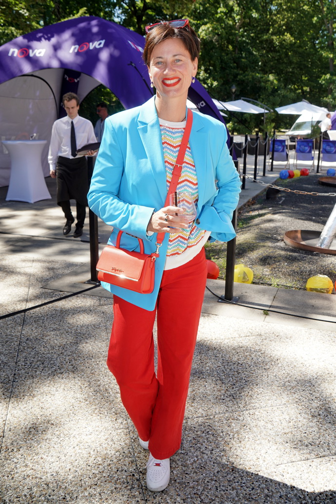 Zpěvačka Dáša Zázvůrková svůj outfit podle stylistky zbytečně barevně překombinovala. 