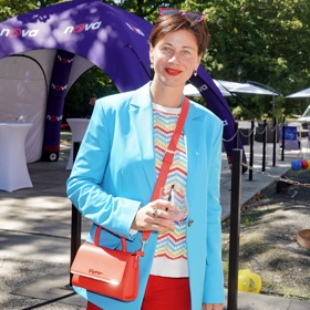 Ač je sladění kabelky a rtěnky velmi pěkné, chce to ubrat ve zbytku stylingu. 