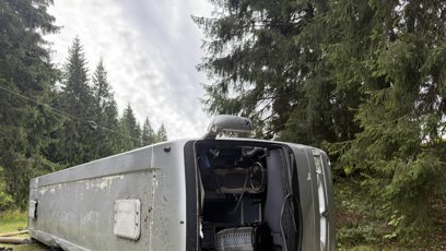 FOTO: Na Frýdecko-Místecku došlo k převrácení autobusu.