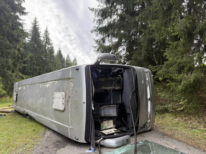Na Frýdecko-Místecku se převrátil autobus se studenty.