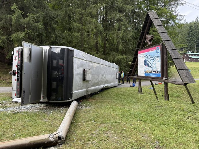 Na Frýdecko-Místecku došlo k převrácení autobusu.