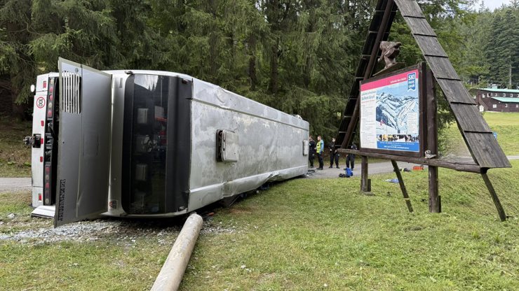 Na Frýdecko-Místecku došlo k převrácení autobusu.