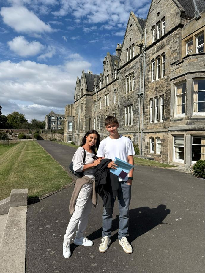 Syn Gabriely míří na školu do Skotska. 