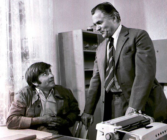 Na snímku z filmu Kdo přichází před půlnocí jsou Ladislav Mrkvička a Otto Šimánek. Zajímavostí je, že s Ladislavem Mrkvičkou zažila Ivanka Devátá románek mezi dvěma manželstvími s Josefem Vinklářem.