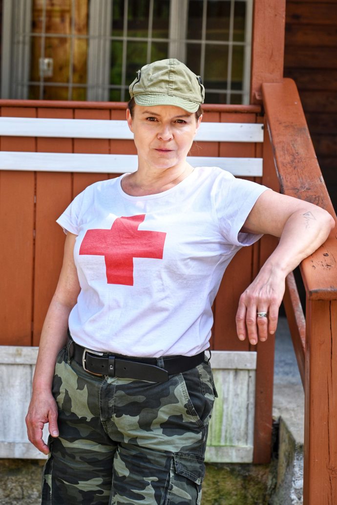 Halka Třešňáková coby zdravotnice Petra ve filmu Naše léto.