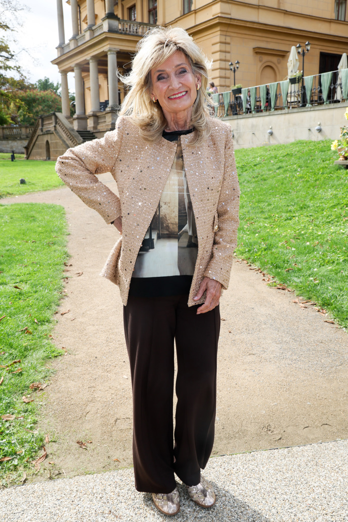 Bubílková sako doplnila o neutrální černé kalhoty, bílou halenku s potiskem a výstřední boty s motivem hadí kůže. 