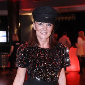 K flitrovému topu Beata Rajská neváhá vzít originální baker boy čepici, ozvláštněnou o závojíček do poloviny obličeje. 