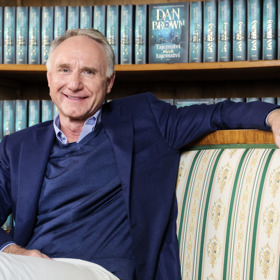 Dan Brown je známý spisovatel.