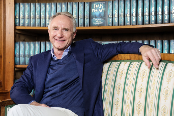 Dan Brown je známý spisovatel.