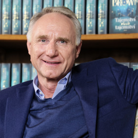 Dan Brown představil v Praze novou knihu.