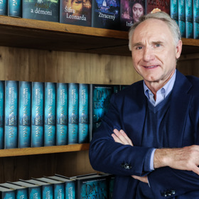 Dan Brown je uznávaný spisovatel.