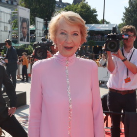 Cenu ve Varech přebírala v nádherné růžové róbě od slovenského návrháře Borise Krále. Další snímky v galerii jsou ze seriálu Zlá krev, v němž herečka Daniela Kolářová také účinkovala.