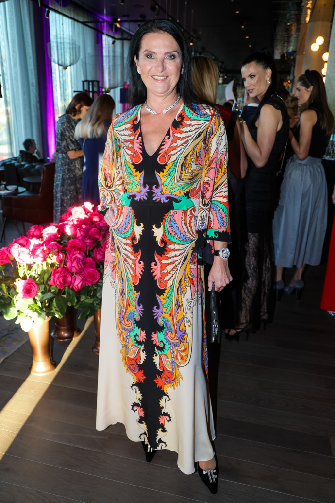 Michaela Bakala, která sama zvítězila v Miss Československo v roce 1991 ještě pod rodným příjmením Maláčová, oblékla maxi šaty s výrazným vzorem.