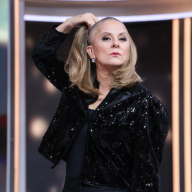 Paruku si moderátorka sundala přímo v televizním studiu. 