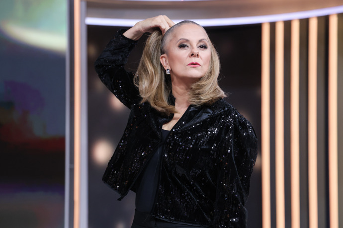 Paruku si moderátorka sundala přímo v televizním studiu. 