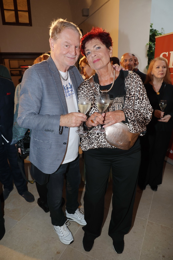 Moderátor Petr Jančařík oblékl světle šedé sako a vyvedl do společnosti svoji manželku Mirku. Ta zvolila leopardí potisk. 