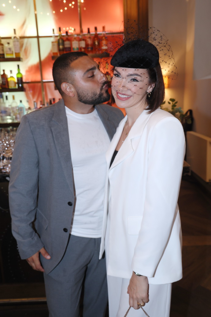 Kamila Nývltová přišla se snoubencem.