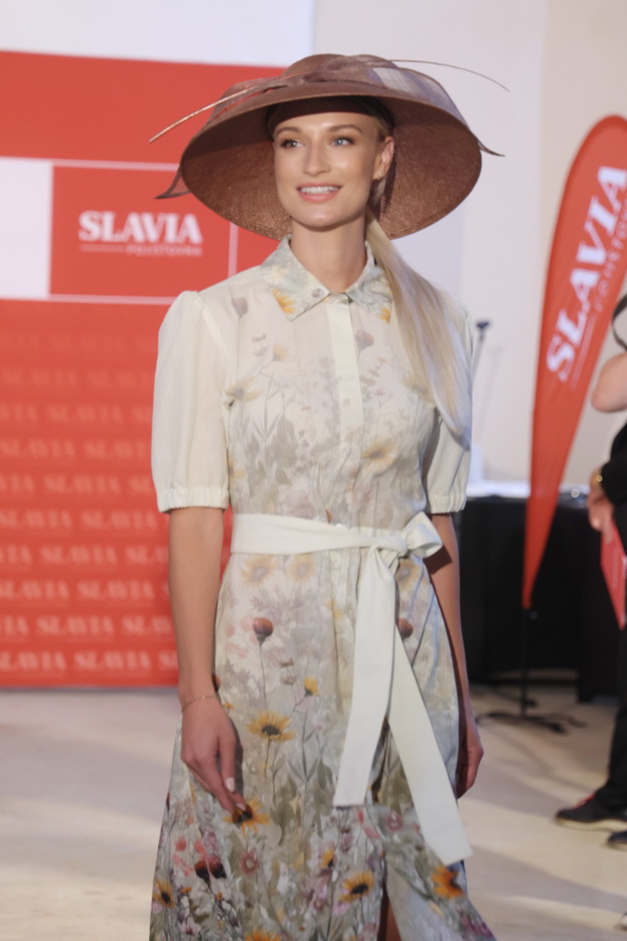 Dokonalá britská elegance, jak ji prezentuje na svých modelkách Beata Rajská. 