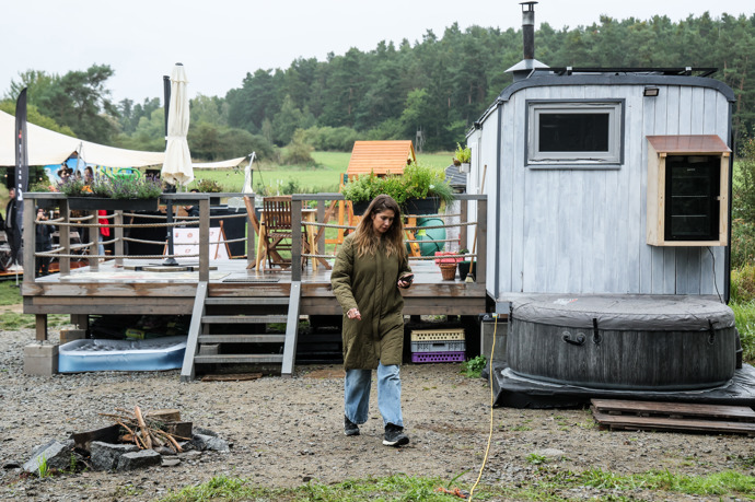 Vedle maringotky mají vířivku.