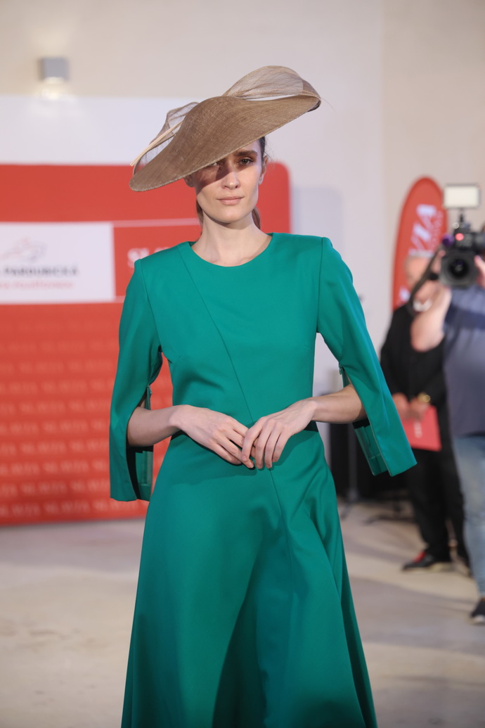 Stačí jeden klobouk a budete hotovou femme fatale. 
