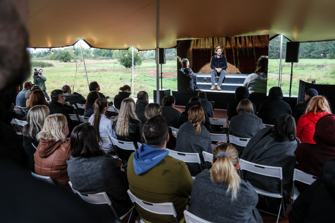 Před lidmi z Kozárovic Vojtěch převyprávěl svůj příběh.