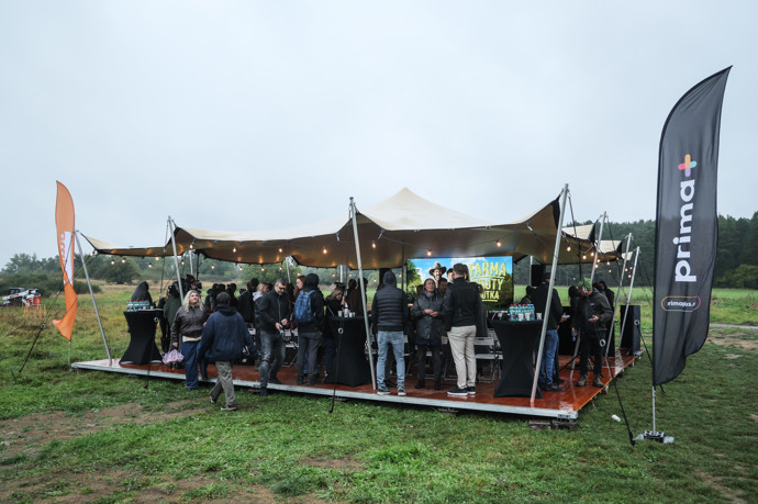 Promítání bylo v provizorním stanu.