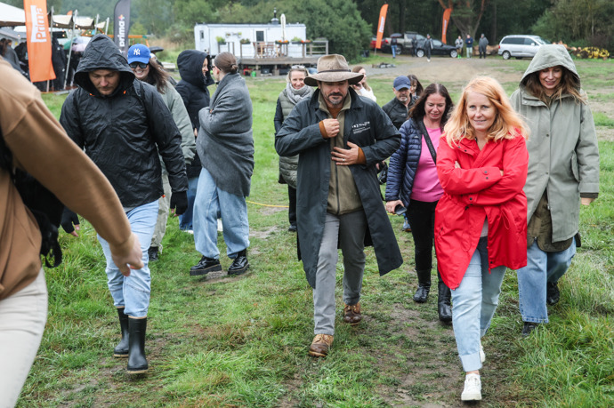 Vojtěch udělal všem přítomným prohlídku své farmy.