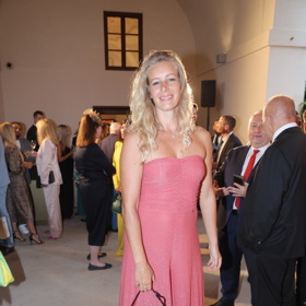 Herečka Anna Kulovaná vynesla lososově růžové šaty bez ramínek doplněné o černou kabelku. 