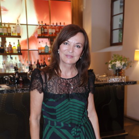 Návrhářka Beata Rajská organizovala přehlídku v zeleno-černých šatech ze své vlastní skříně. 