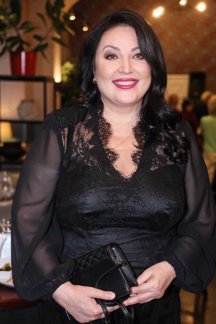 Ivana Christová si v dlouhých černých vlasech stále uchovává půvab naší historicky první Miss.