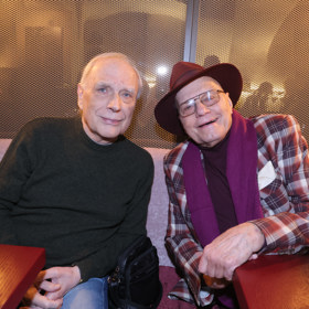 Ladislav Županič rád chodil do společnosti, na snímku s kolegou Janem Přeučilem. Dále v galerii následují záběry z filmu Tajemství hradu v Karpatech, ve kterém Ladislav Županič hrál.