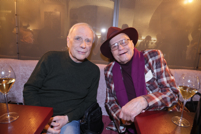 Ladislav Županič rád chodil do společnosti, na snímku s kolegou Janem Přeučilem. Dále v galerii následují záběry z filmu Tajemství hradu v Karpatech, ve kterém Ladislav Županič hrál.