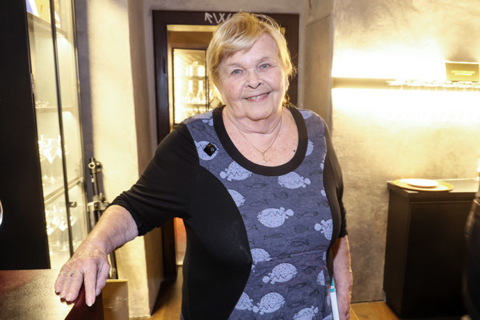 Ivanka Devátá po odchodu z divadla zahájila úspěšnou literární kariéru. Jako spisovatelka zúročila své bohaté životní zkušenosti. Svého kolegu, herce Josefa Vinkláře, si vzala dvakrát. A také si s ním zahrála.