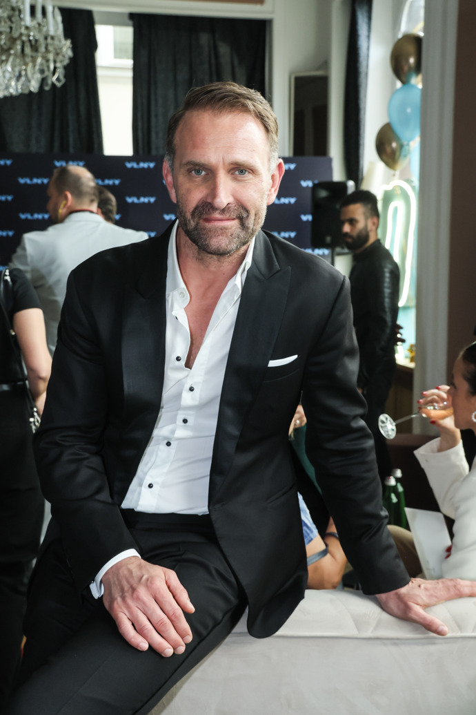 Pokud ale nejde o klasický smoking, herec si rád hraje se stylingem, díky kterému i formálnějším modelům umí dodat na větší autentičnosti.